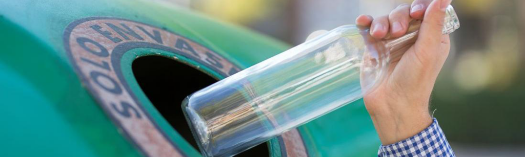 Fila de contenedores verdes de reciclaje de vidrio