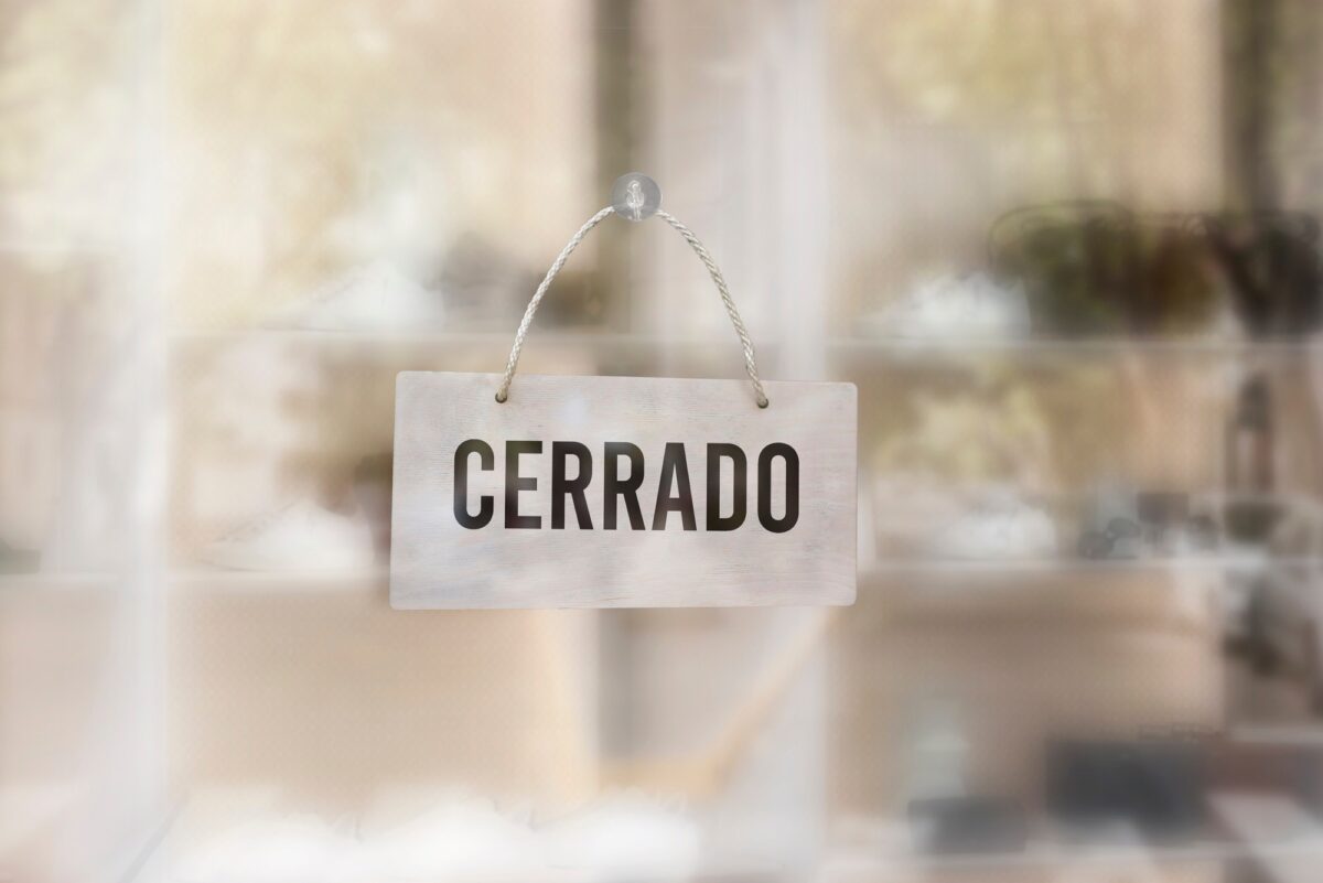 Cartel de «Cerrado» colgado en el escaparate de un comercio